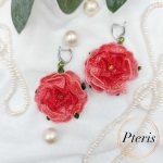 Add a touch of classic romance to your jewelry collection with our exquisite FSL 3D Rose embroidery design. We specifically developed this Freestanding Lace (FSL) project to help you craft realistic, dimensional flowers that work perfectly as earrings, pendants, or delicate charms.