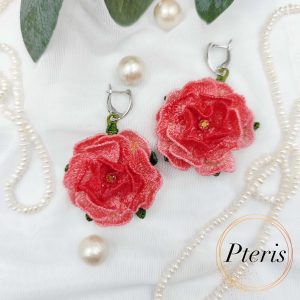 Add a touch of classic romance to your jewelry collection with our exquisite FSL 3D Rose embroidery design. We specifically developed this Freestanding Lace (FSL) project to help you craft realistic, dimensional flowers that work perfectly as earrings, pendants, or delicate charms.