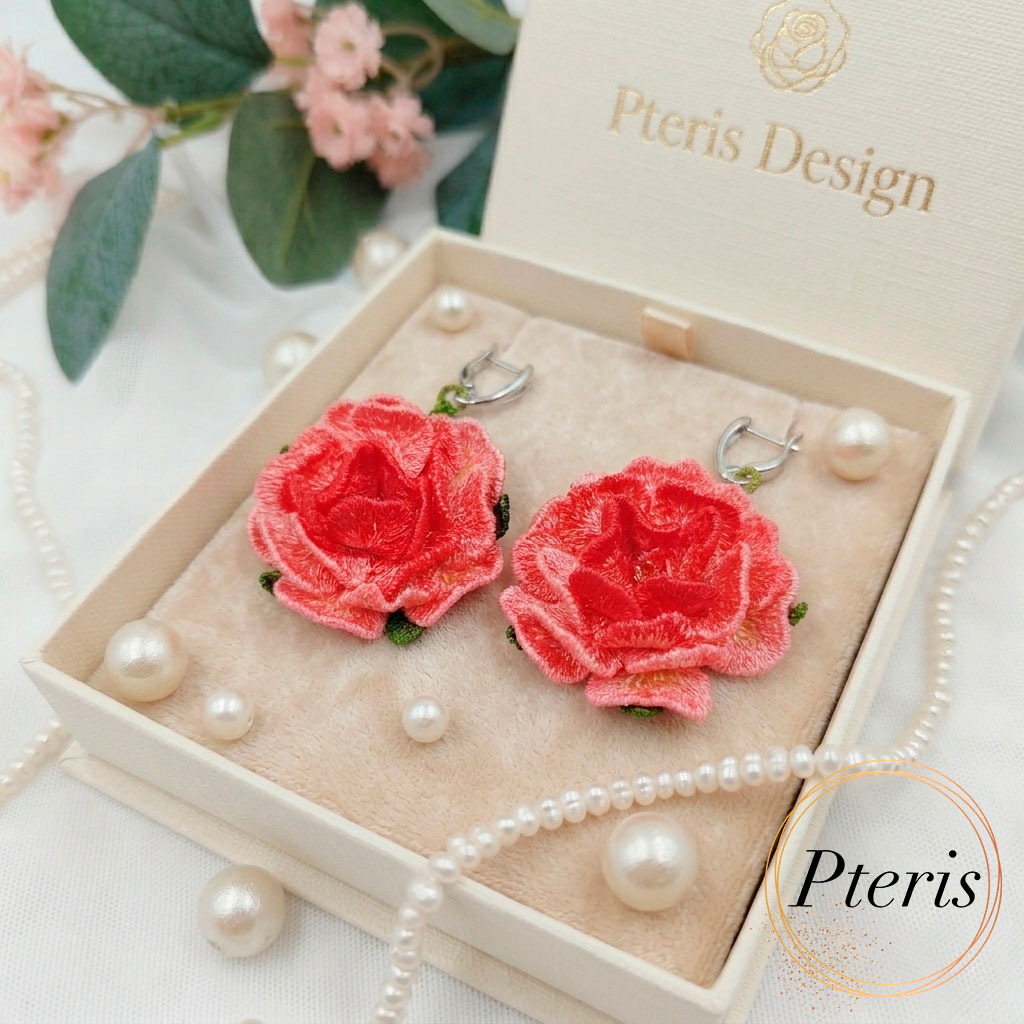 Add a touch of classic romance to your jewelry collection with our exquisite FSL 3D Rose embroidery design. We specifically developed this Freestanding Lace (FSL) project to help you craft realistic, dimensional flowers that work perfectly as earrings, pendants, or delicate charms.
