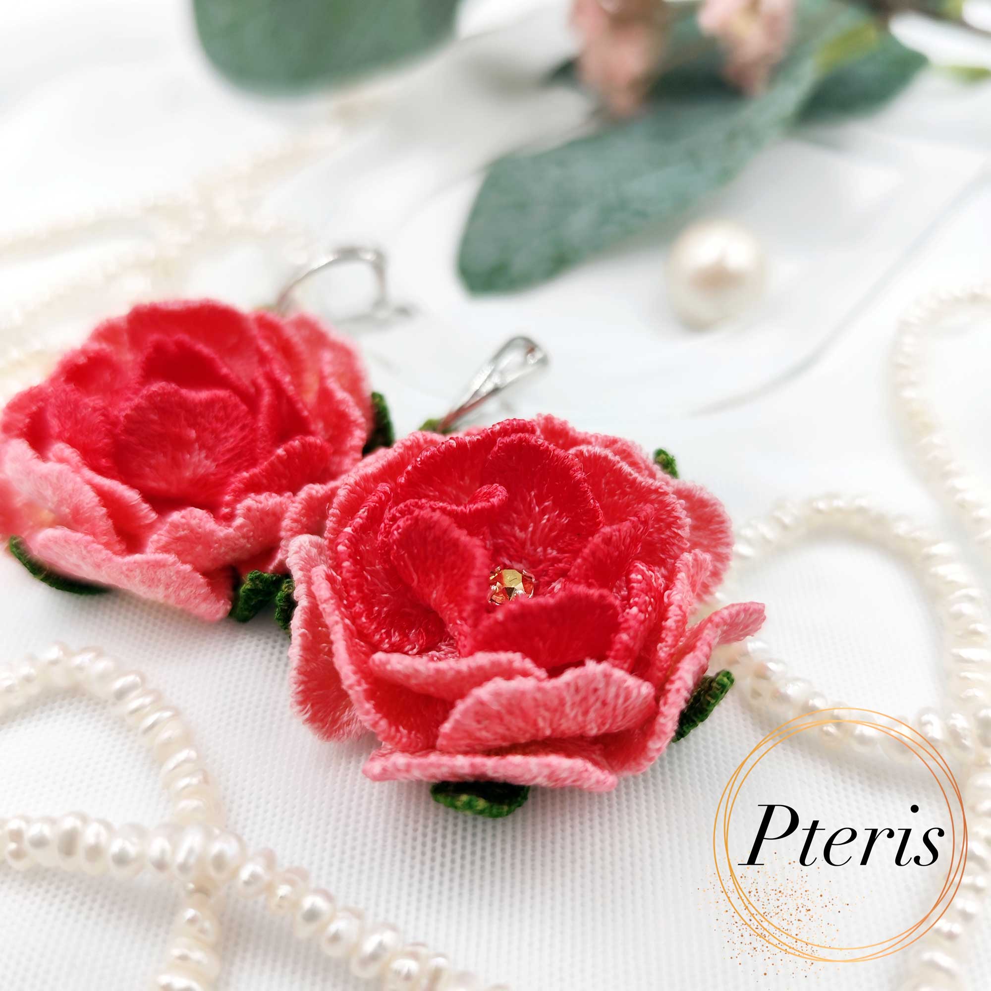 Add a touch of classic romance to your jewelry collection with our exquisite FSL 3D Rose embroidery design. We specifically developed this Freestanding Lace (FSL) project to help you craft realistic, dimensional flowers that work perfectly as earrings, pendants, or delicate charms.