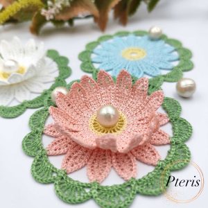 FSL 3D Daisy Embroidery Design featuring three crochet-style doilies in white, pink, and blue with 3D petals and pearl centers, arranged on a white background with green lace borders